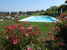 Dalla piscina panoramica si intravede il profilo di San Gimignano