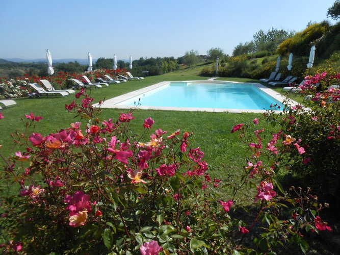 Dalla piscina panoramica si intravede il profilo di San Gimignano