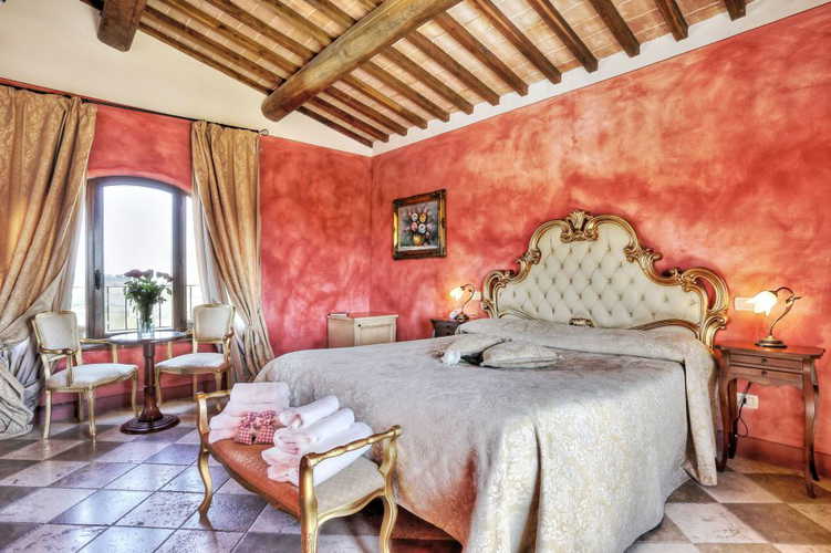 Junior Suite molto ampia, luminosa e dall'arredo elegante