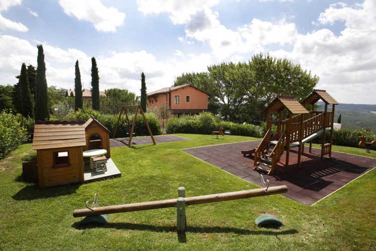 Tenuta Quadrifoglio: L'area giochi per bambini con altalene e scivolini