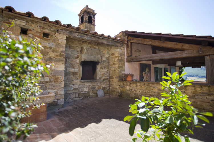 Terzo di Danciano: corner of the villa