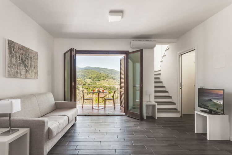 Large glass windows bring the scenic views up close