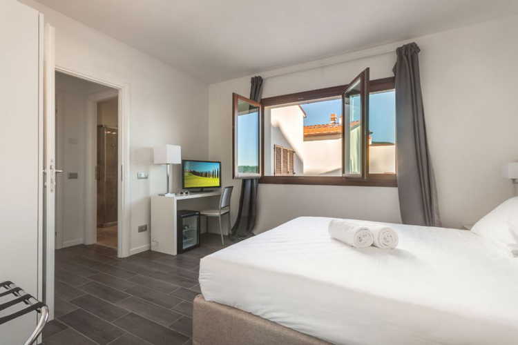 The Florence Hills Resort offers a simple and clean decor of white