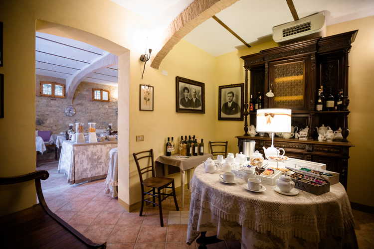 La colazione include una selezione di affettati tipici locali