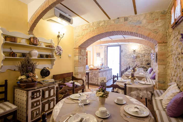 I tavoli per la colazione, preparati con cura per ogni dettaglio