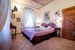 Le camere, dall'atmosfera romantica, sono arredate con colori diversi