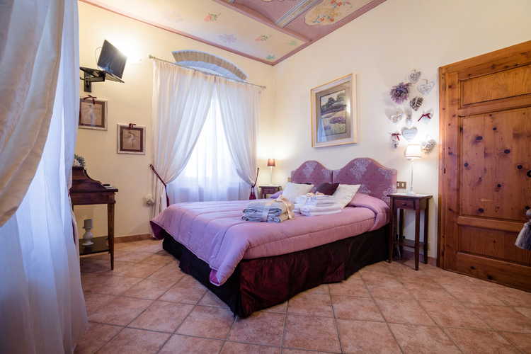 Le camere, dall'atmosfera romantica, sono arredate con colori diversi