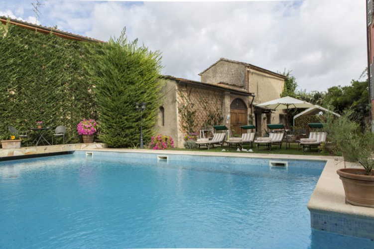 La piscina ed il parcheggio privato sono extra di notevole importanza