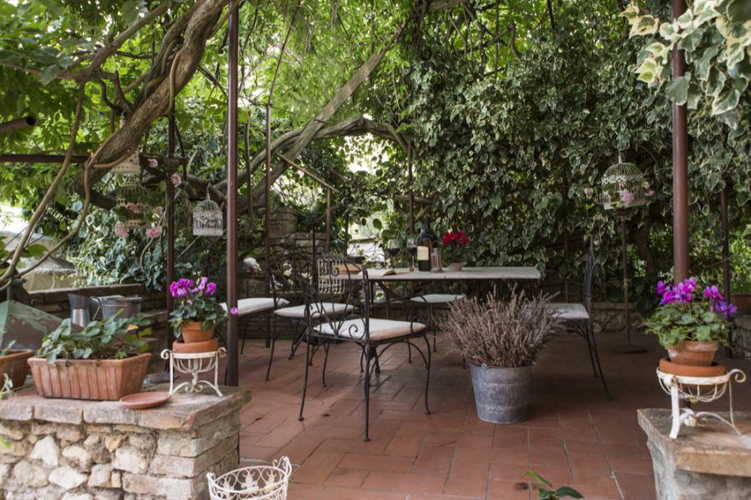 Tavoli e gazebo esterni per un happy hour improvvisato al tramonto