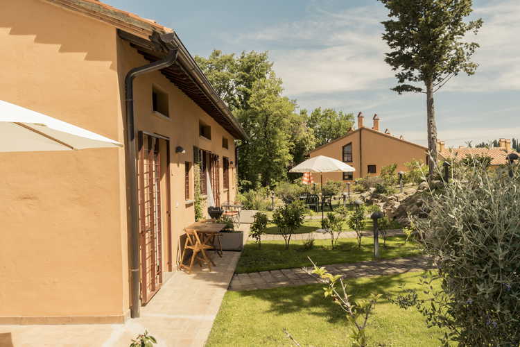 Villa Borgo la Fungaia: i giardini sono dotati di tavoli e sedie per mangiare all'aperto