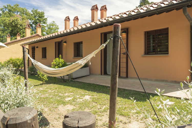 Villa Borgo la Fungaia: giardino privato con amaca per rilassarsi godendosi il panorama