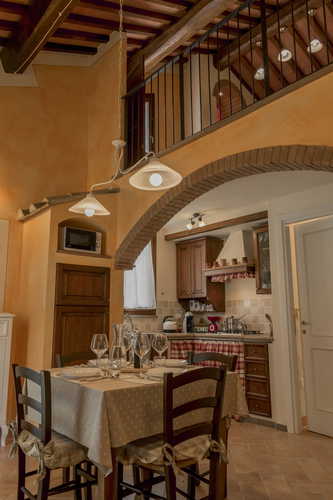 Villa Borgo la Fungaia: l'angolo cottura con la finestra