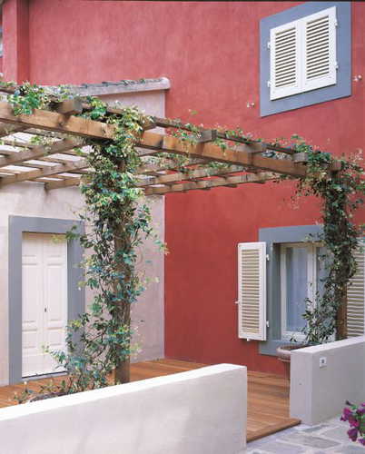 La vecchia villa rossa recentemente ristrutturata
