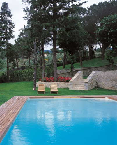 La piscina circondata dalla pineta