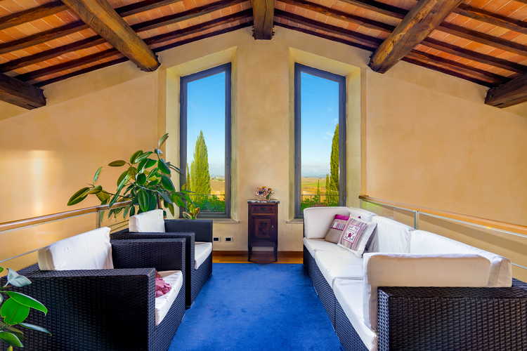 Mezzanine villa on crete senesi