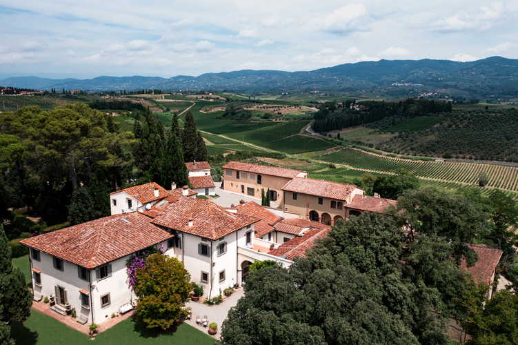 veduta dallÃ¬alto della villa e giardini 