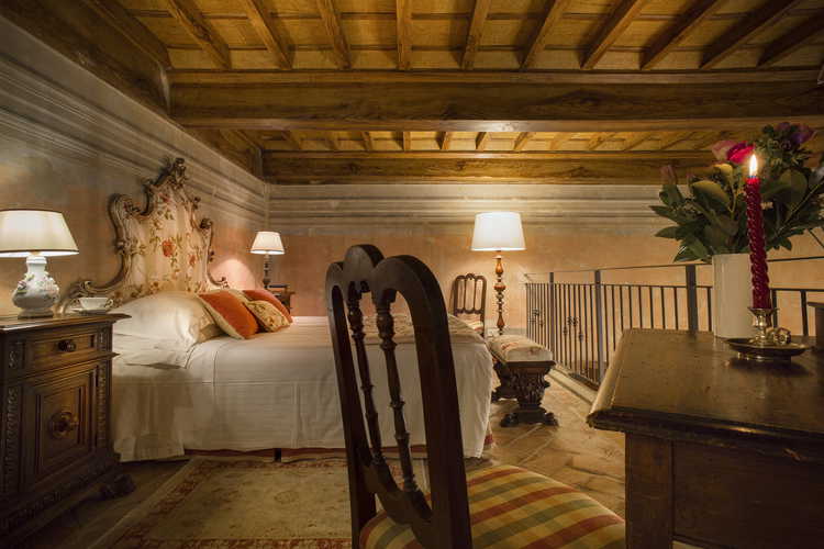 Antique furnishings & quality linens at Villa Fillinelle