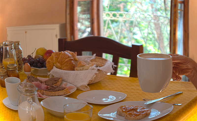 Colazione ricca e deliziosa, con prodotti tipici locali