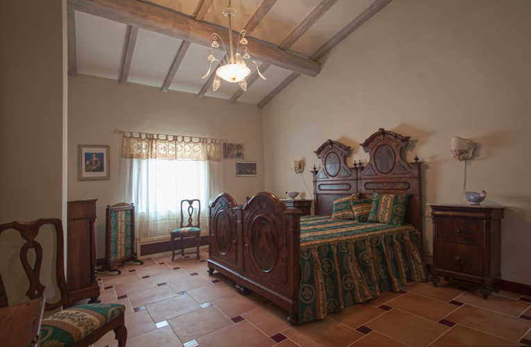 L'arredo d'epoca dona un tocco speciale agli appartamenti della villa
