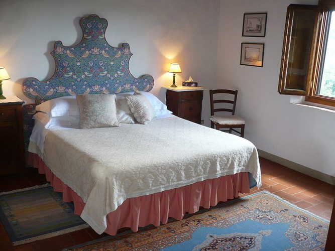 Arredo in tipico stile rurale con mobilio d'epoca della famiglia