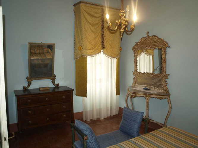 Arredo d'antiquariato per ricreare l'atmosfera tradizionale Arredo d'antiquariato per ricreare l'atmosfera tradizionale