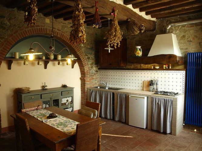 L'arredo degli appartaenti è quello tipico degli agriturismo L'arredo degli appartaenti è quello tipico degli agriturismo