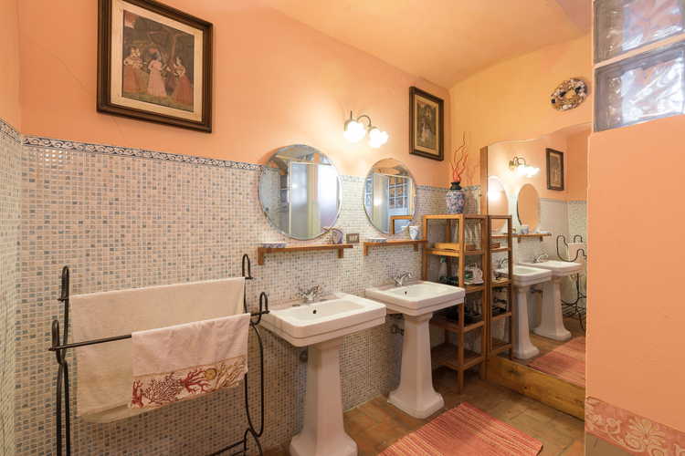 Villa Lysis - en suite bathroom