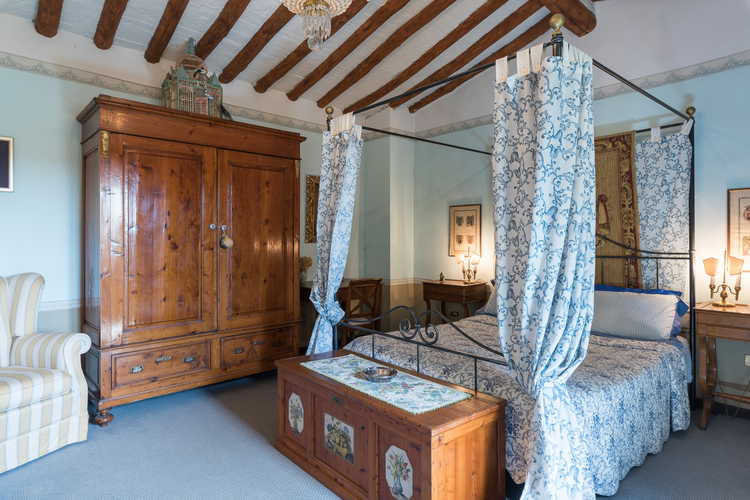 Villa Lysis - wrought iron four post bedframe