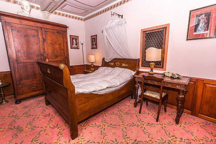 2 double bedrooms and one room for a single guest at Villa Lysis