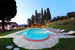 La piscina privata con il grande parco che la circonda
