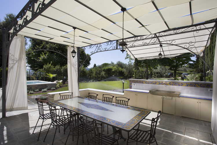 Villa Roveto: il gazebo per poter pranzare o cenare all'aperto