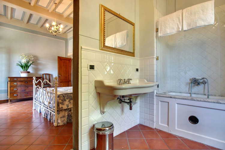Three bathrooms & a guest bathroom on the ground floor at Villa Stolli