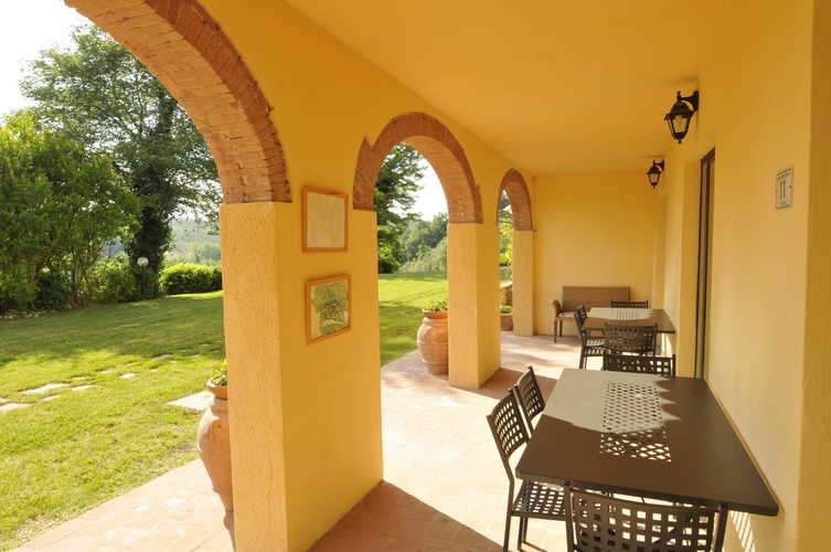 Villa Tiziana: il loggiato esterno dove poter mangiare godendo del panorama