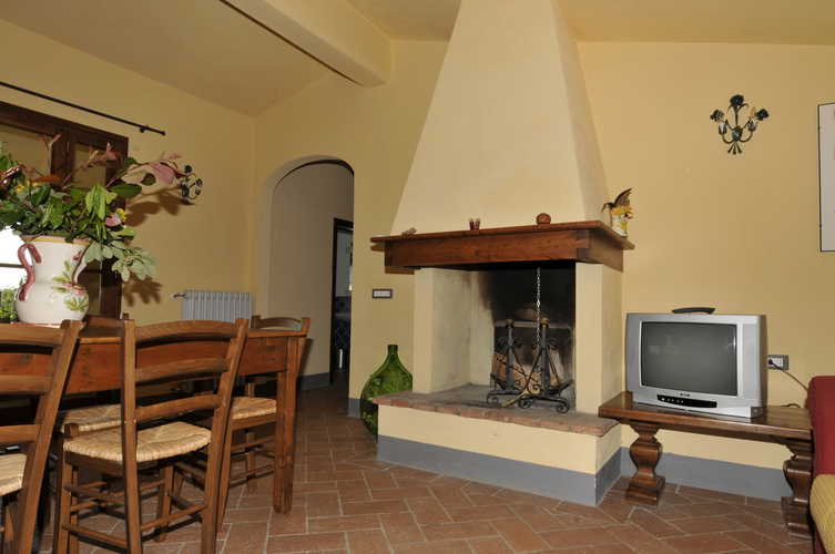 Villa Tiziana: l'accogliente caminetto in stile toscano