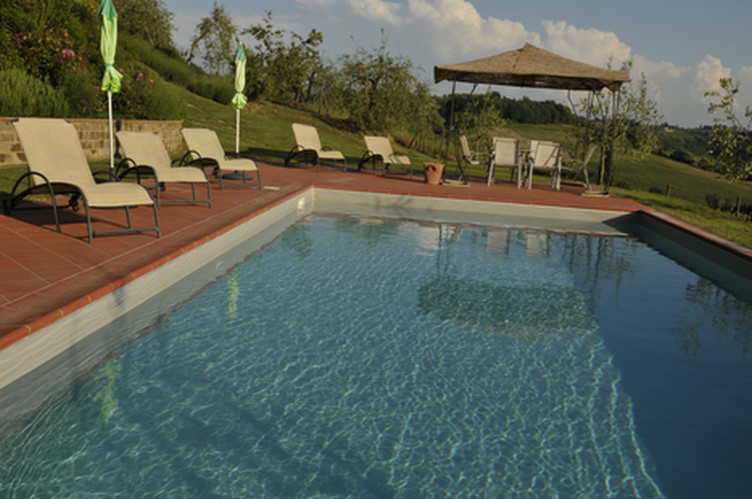 Villa Tiziana: l'area intorno alla piscina Ã¨ attrezzata con sdraio e sedie