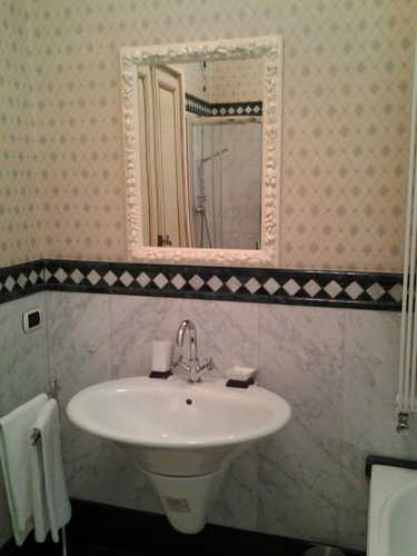 The classic mirror perfectly bends with the modern washbasin