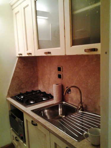The fully equipped kitchen