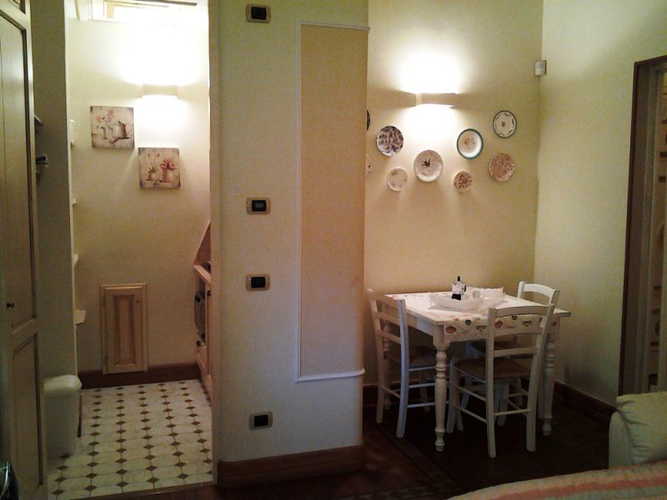 The welcoming and friendly dining room with table and chairs