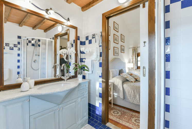 Fattoria Viticcio Rental Apartments & Vineyard: apartments with en suite bathrooms