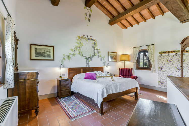 Fattoria Viticcio Rental Apartments & Vineyard: Antique furniture and personal details