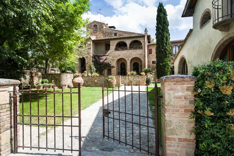 Wine Resort Fattoria Pogni, immersa nel bellissimo paesaggio che circonda Certaldo in Toscana