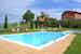 L'ampia piscina con idromassaggio, fresco rifugio durante l'estate