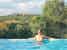 Un drink in piscina con una vista speciale Un drink in piscina con una vista speciale