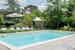 La piscina, circondata dal verde del giardino panoramico