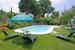 La piscina incastonata nel verde del giardino curato alla perfezione