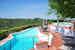 L'area intorno alla piscina è dotata di sdraio ed ombrelloni, per rilassarsi sotto il sole di Toscana