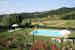 Casa Vacanze i Cipressi: la piscina circondata dal verde, con vista sul paesaggio circostante
