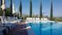 La piscina panoramica circondata dai tipici cipressi toscani