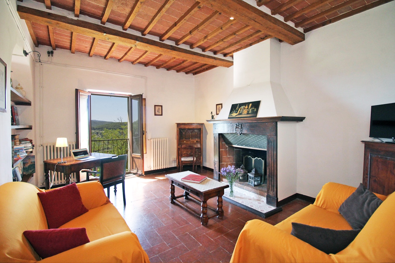 https://img.tuscanyaccommodation.com/properties/politian-apartments/black-tea-living-area-fireplace.jpg?fit=clip&h=900