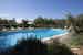 Grande piscina privata immersa nei giardini della villa